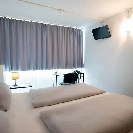 Отель Beevillage Messehotel Hannover 2*