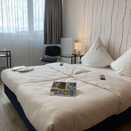 Отель Beevillage Messehotel Hannover 2*