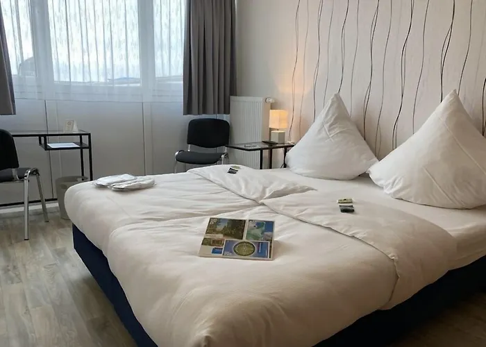 Отель Beevillage Messehotel Hannover 2*